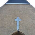 Boven de nis is een kruisvormig raam aangebracht.
              <br/>
              Richard Keijzer, 2014-08-21